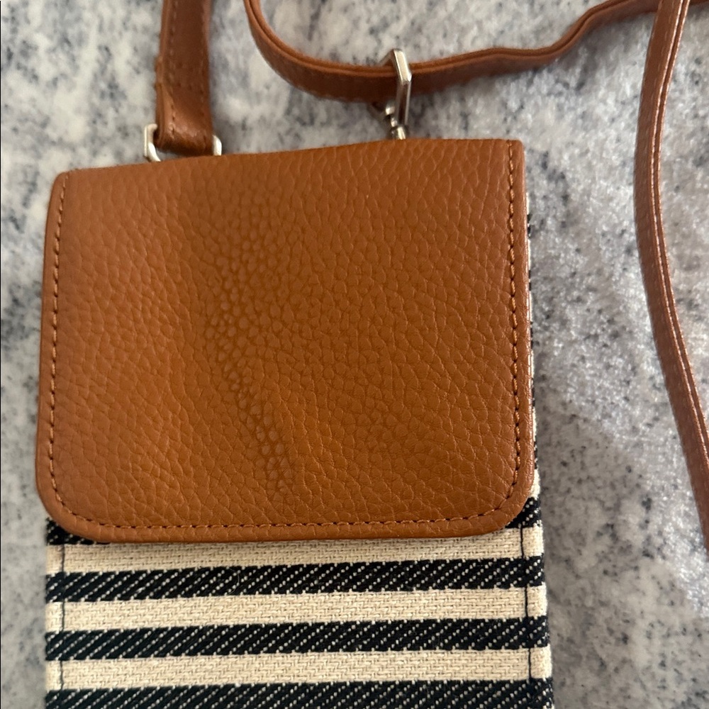 Striped Tan and Black Crossbody Bag 🩵 - Picture 4 of 8